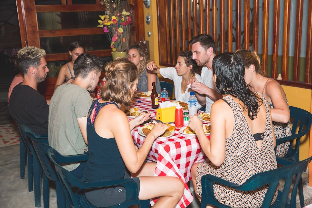 Turistas disfrutando del restaurante y hotel Doña Triny Sapzurro