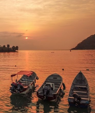 Barcos a la orilla del mar con atardecer en Sapzurro Hotel Doña Triny