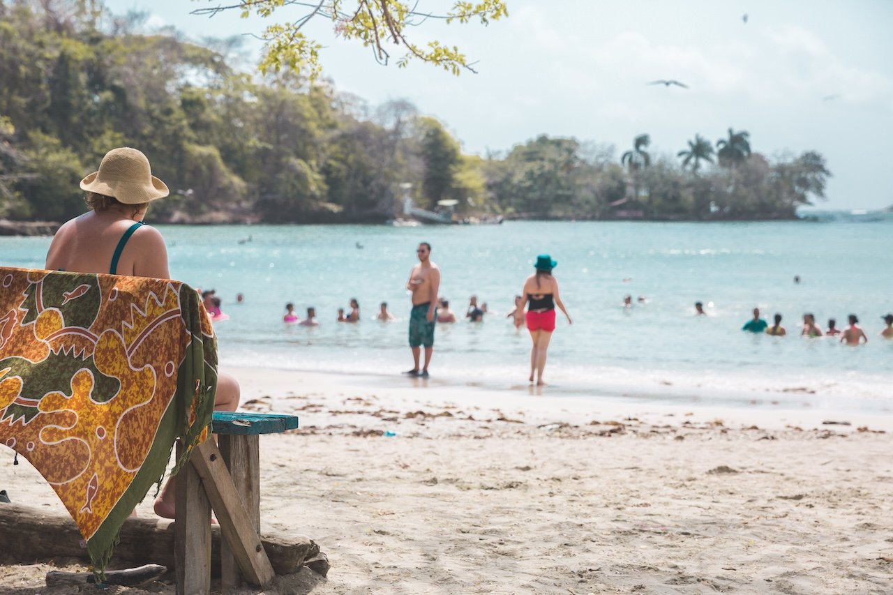 Turistas a la orilla del mar en Sapzurro Hotel Doña Triny